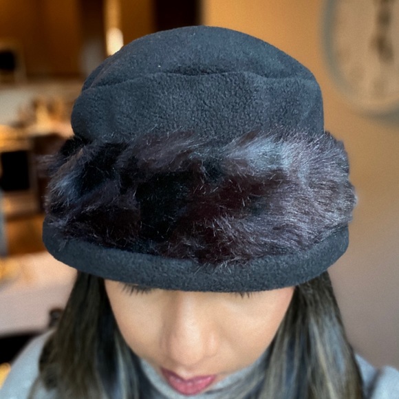 Parkhurst faux fur trimmed bucket hat - Picture 4 of 4